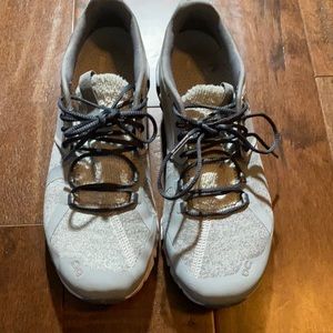 Women’s on cloud gray terry shoes size 8.5